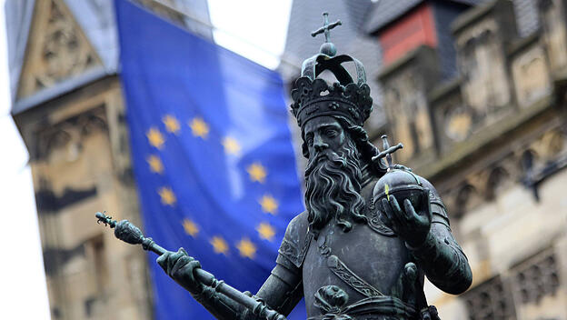Statue Karl der Große mit Europafahne
