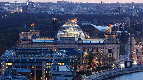 Blick auf den Reichstag am Abend