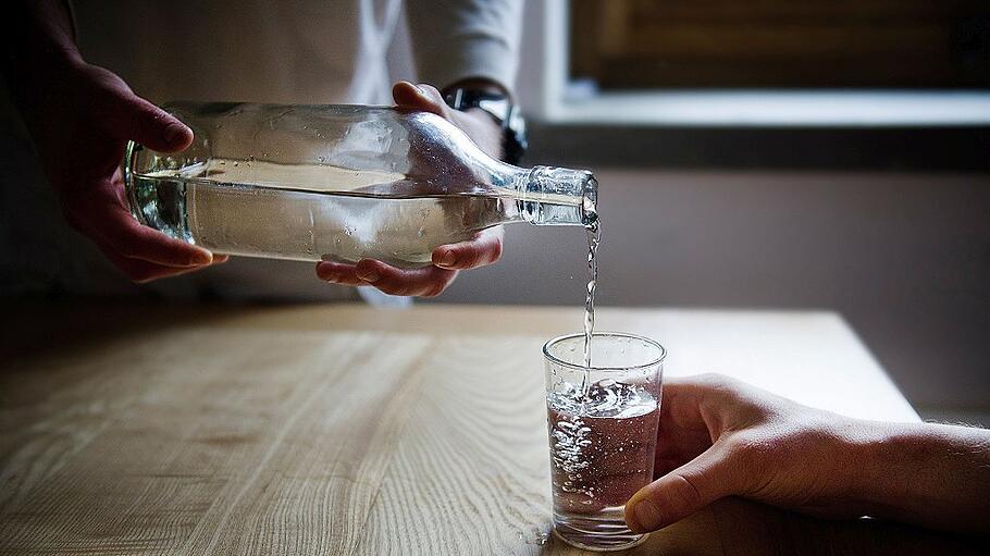 Wasser wird ausgeschenkt