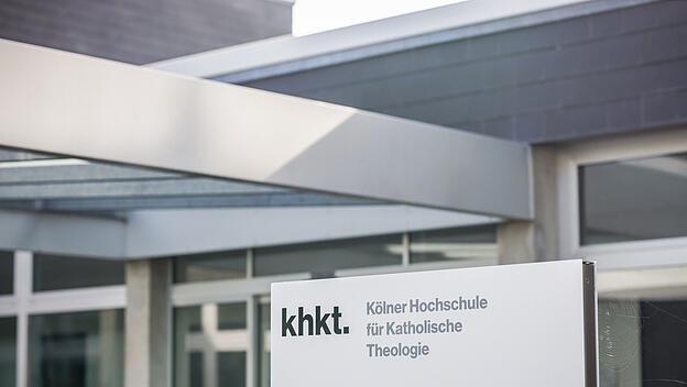 Eingangsbereich der Kölner Hochschule für Katholische Theologie (KHKT)