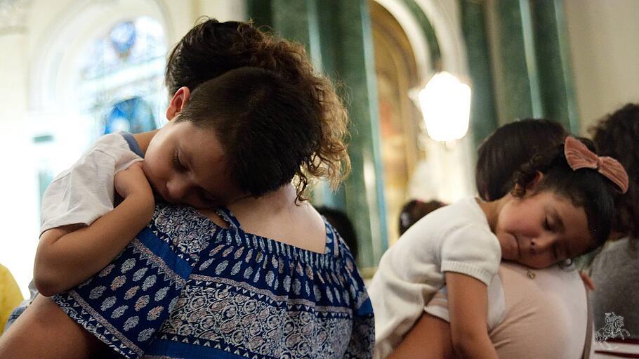 Mütter und Kinder bei einer besonderen Heiligen Messe.