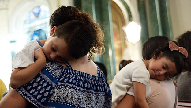 Mütter und Kinder bei einer besonderen Heiligen Messe.