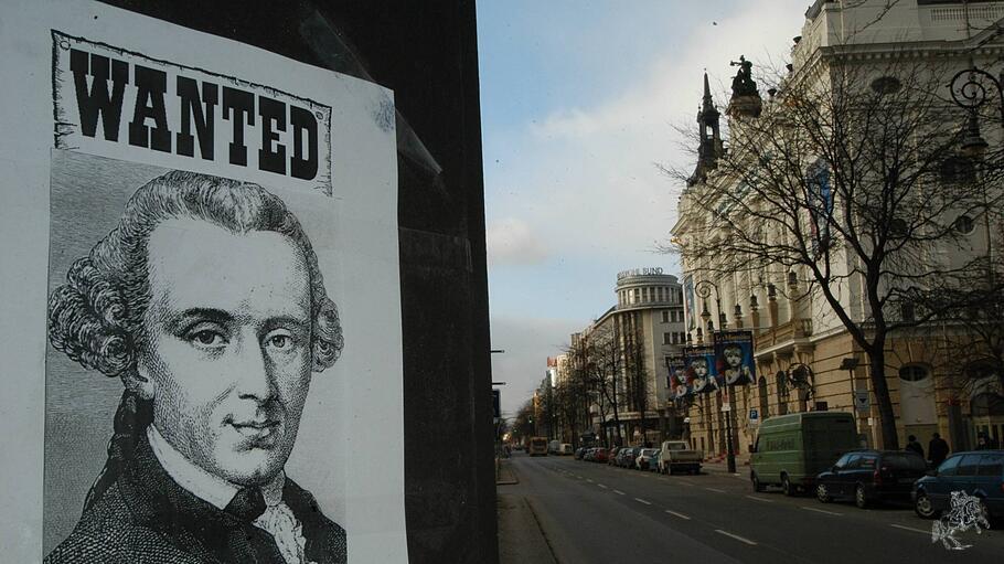 Aufkleber mit dem Bild Immanuel Kants klebt an der Kantstraße in Berlin