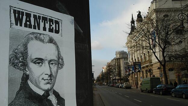 Aufkleber mit dem Bild Immanuel Kants klebt an der Kantstraße in Berlin