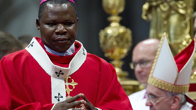 Erzbischof von Bangui, Dieudonne Nzapalainga geht vor Papst Franziskus