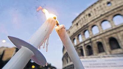 Zum Gedenken an die dramatisch angestiegene Zahl verfolgter Christen werden vor dem Kolosseum in Rom Kerzen von Gläubigen entzündet