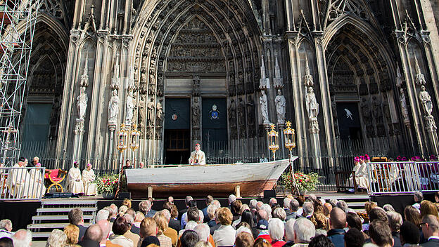 Ein Flüchtlingsboot als Altar