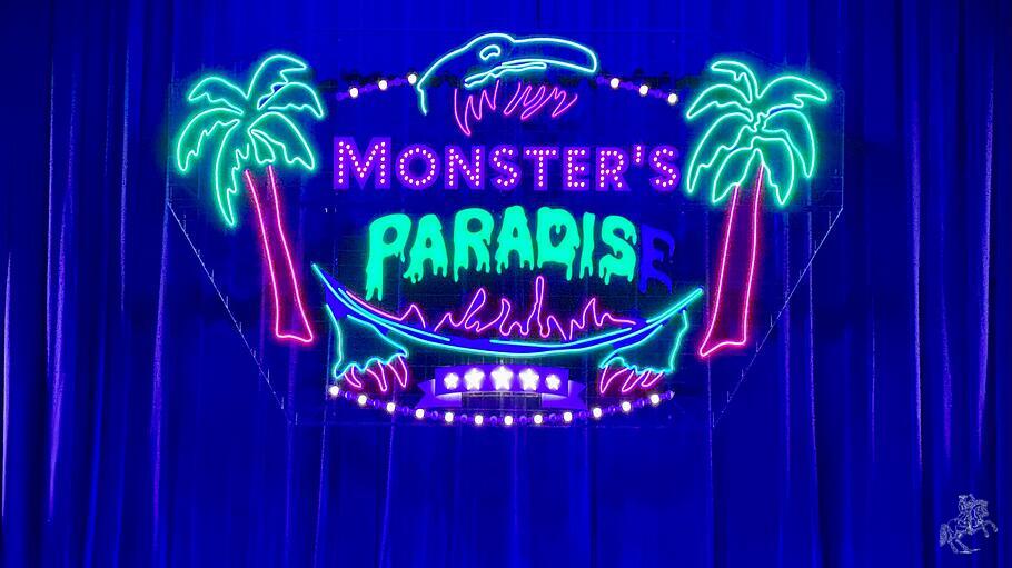 In den Pausen unterhalten Ballett-Cheer-Girls das Publikum der Urauff&uuml;hrung von &bdquo;Monster&rsquo;s Paradise&ldquo;.