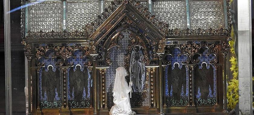 Schrein mit Reliquien der Bernadette aus Lourdes