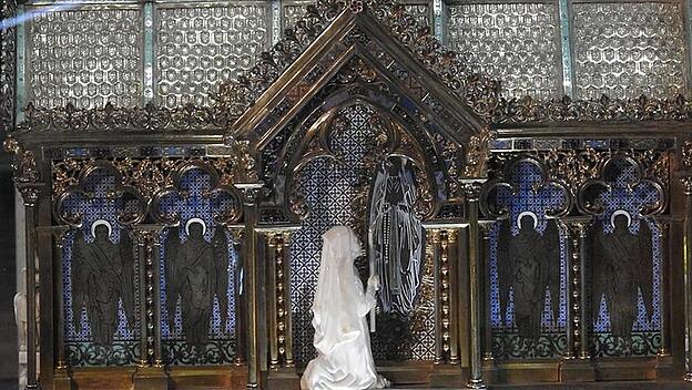 Schrein mit Reliquien der Bernadette aus Lourdes