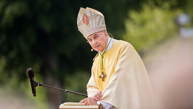 Bischof Genn verteidigt Z&ouml;libat