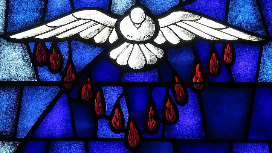 Kirchenfenster "Heilige Geist in Gestalt einer Taube" aus der Kirche St. James the Greater in Concord in North Carolina