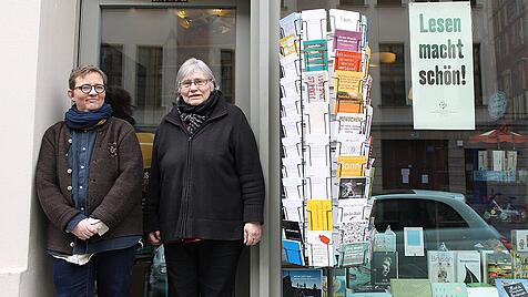 Bettina Klinkmann und Heidrun Klinkmann vor ihrer Buchhandlung in Berlin