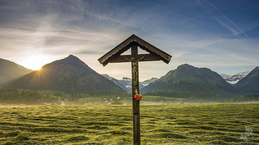 Kruzifix auf einer Wiese in Bayern