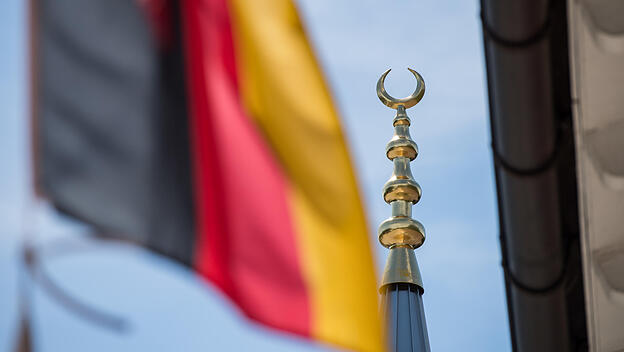 Die deutsche Fahne weht neben einem Minarett