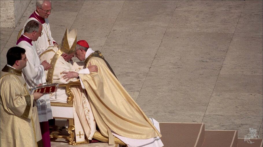 Papst Johannes Paul II. verleiht Jorge Mario Bergoglio die Kardinalswürde, 2001