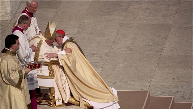 Papst Johannes Paul II. verleiht Jorge Mario Bergoglio die Kardinalswürde, 2001