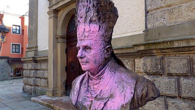 Papst Benedikt-B&uuml;ste  vor der Kirche St. Oswald in Traunstein bespr&uuml;ht