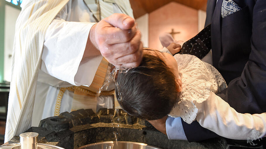 Die Taufe ist zum Politikum geworden, seitdem einzelne Bistümer Laien als Taufspender einsetzen.