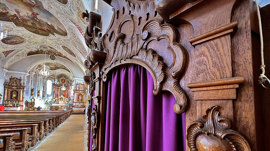 Barocker Beichtstuhl in einer Kirche im Unterallgäu.