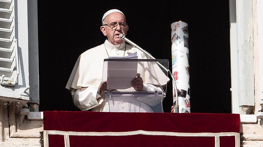 Papst entzündet Kerze für Frieden in Syrien