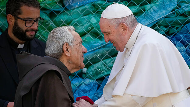 Papst Franziskus begegnet dem Franziskaner Dionysius Mintoff