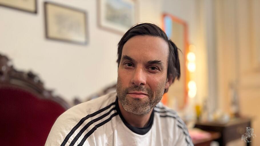 Max Simonischek z&auml;hlt seit 2024 zu den gro&szlig;en Namen im Ensemble des Burgtheaters. Mit seinem Kafka-Solo &bdquo;Der Bau&ldquo; war er gerade zum Hamburger Theaterfestival eingeladen.