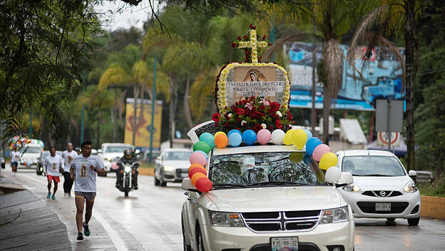 Joggen und Autodeko zu Ehren der Jungfrau von Guadalupe