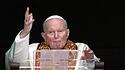 Papst Johannes Paul II. erteilt vom Fenster seiner Wohnung im Apostolischen Palast den Segen