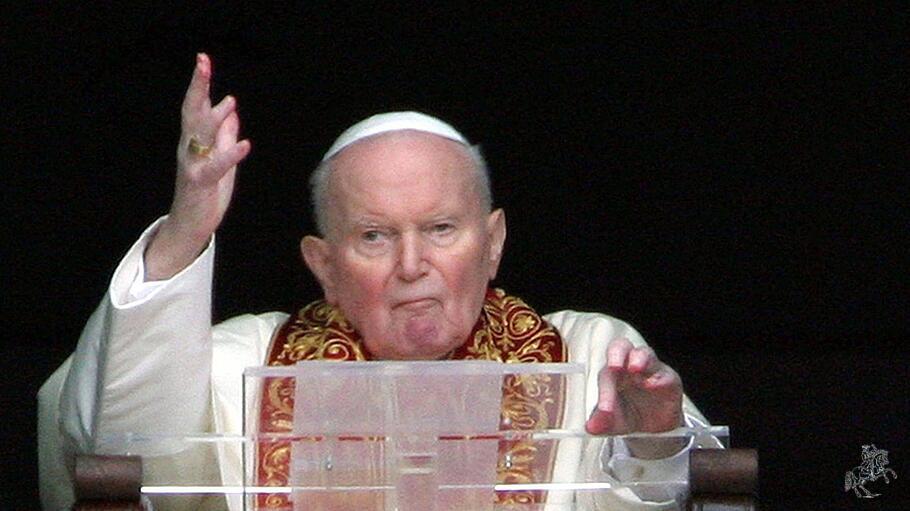 Papst Johannes Paul II. erteilt vom Fenster seiner Wohnung im Apostolischen Palast den Segen