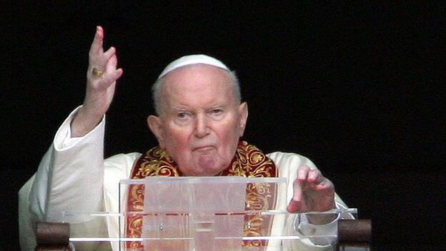 Papst Johannes Paul II. erteilt vom Fenster seiner Wohnung im Apostolischen Palast den Segen