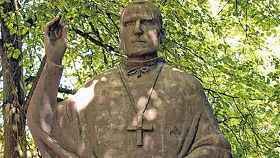Statue des Clemens August Graf von Galen auf dem Domplatz in Münster.