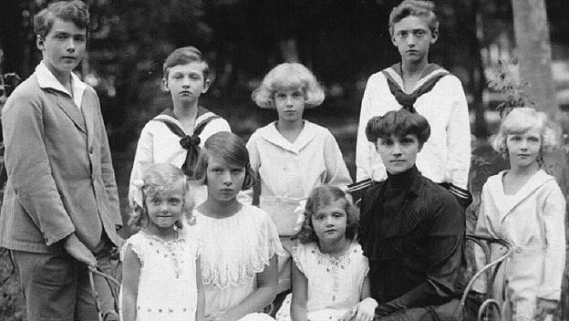Kaiserin Zita von Habsburg mit ihren acht Kindern