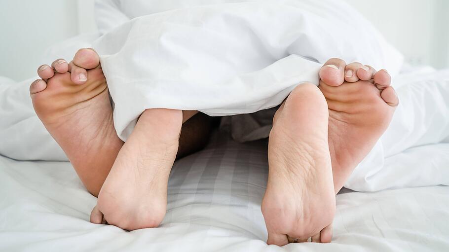 Symbolbild F&uuml;&szlig;e unter der Decke