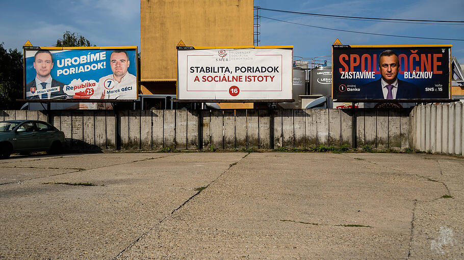 Wahlplakate für die Parteien "Republika", "Smer" und "SNS" in Bratislava.