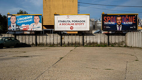 Wahlplakate für die Parteien "Republika", "Smer" und "SNS" in Bratislava.