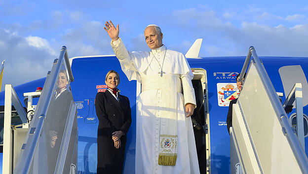 Papst Leo XIV. bei seiner Ankunft in Paris