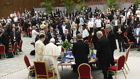 Papst Franziskus bei der Synode zur Synodalität.