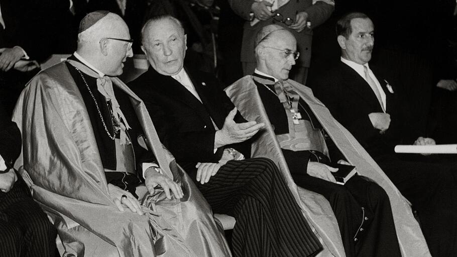 Adenauer beim Katholikentag in Köln 1956 zwischen Erzbischof Jäger und Kardinal Frings