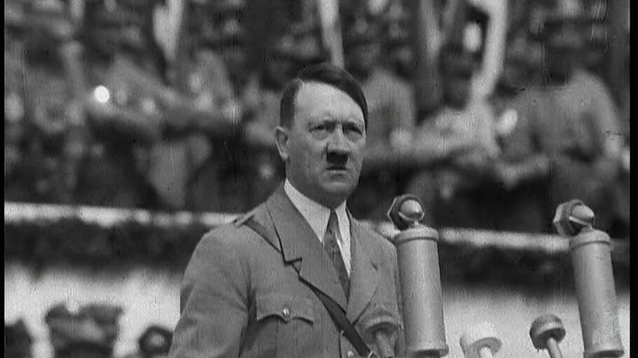 Adolf Hitler bei einer Rede