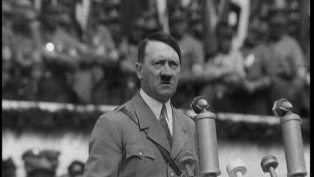 Adolf Hitler bei einer Rede