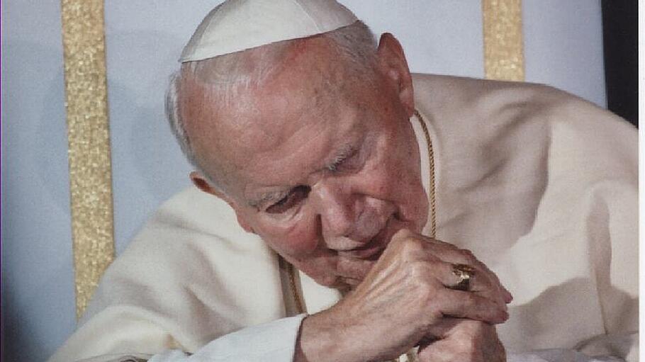 Der von Parkinson geplagte Papst Johannes Paul II. kurz vor seinem Tod
