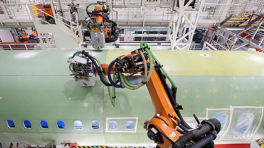 Künstlicher Intelligenz:Zwei Roboter bohren und setzen Nieten im Airbus Werk