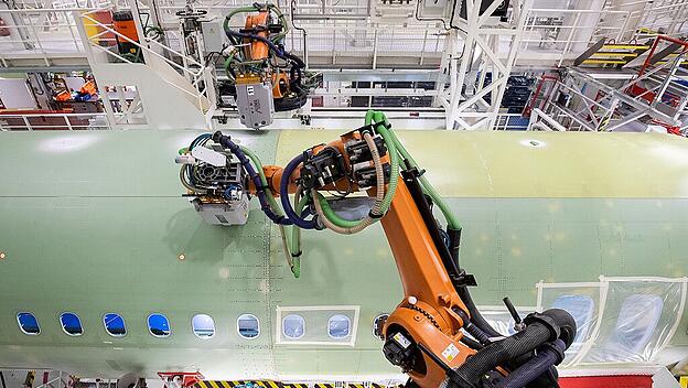 Künstlicher Intelligenz:Zwei Roboter bohren und setzen Nieten im Airbus Werk
