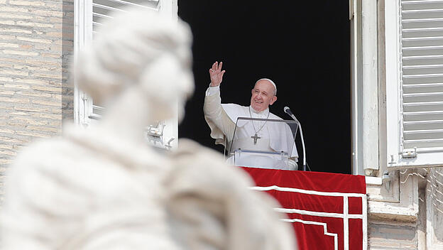 Papst Franziskus hält seine Ansprache während des Angelus-Mittagsgebets