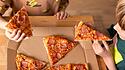Kinder beim gemeinsamen Pizzabacken *** Children at joint Pizza baking Copyright: imageBROKER/OleksandrxLatkun ibxole095