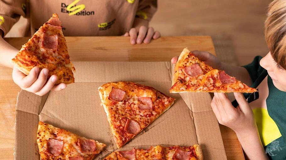 Kinder beim gemeinsamen Pizzabacken *** Children at joint Pizza baking Copyright: imageBROKER/OleksandrxLatkun ibxole095