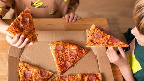 Kinder beim gemeinsamen Pizzabacken *** Children at joint Pizza baking Copyright: imageBROKER/OleksandrxLatkun ibxole095