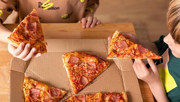 Kinder beim gemeinsamen Pizzabacken *** Children at joint Pizza baking Copyright: imageBROKER/OleksandrxLatkun ibxole095