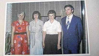 Anlässlich einer Feier ein Foto: Stasi-Bedienstete im Büro.